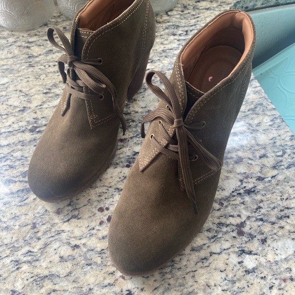 Clark’s leather upper, lace up dark olive suede. Women’s booties, ankle chunky - Picture 9 of 13